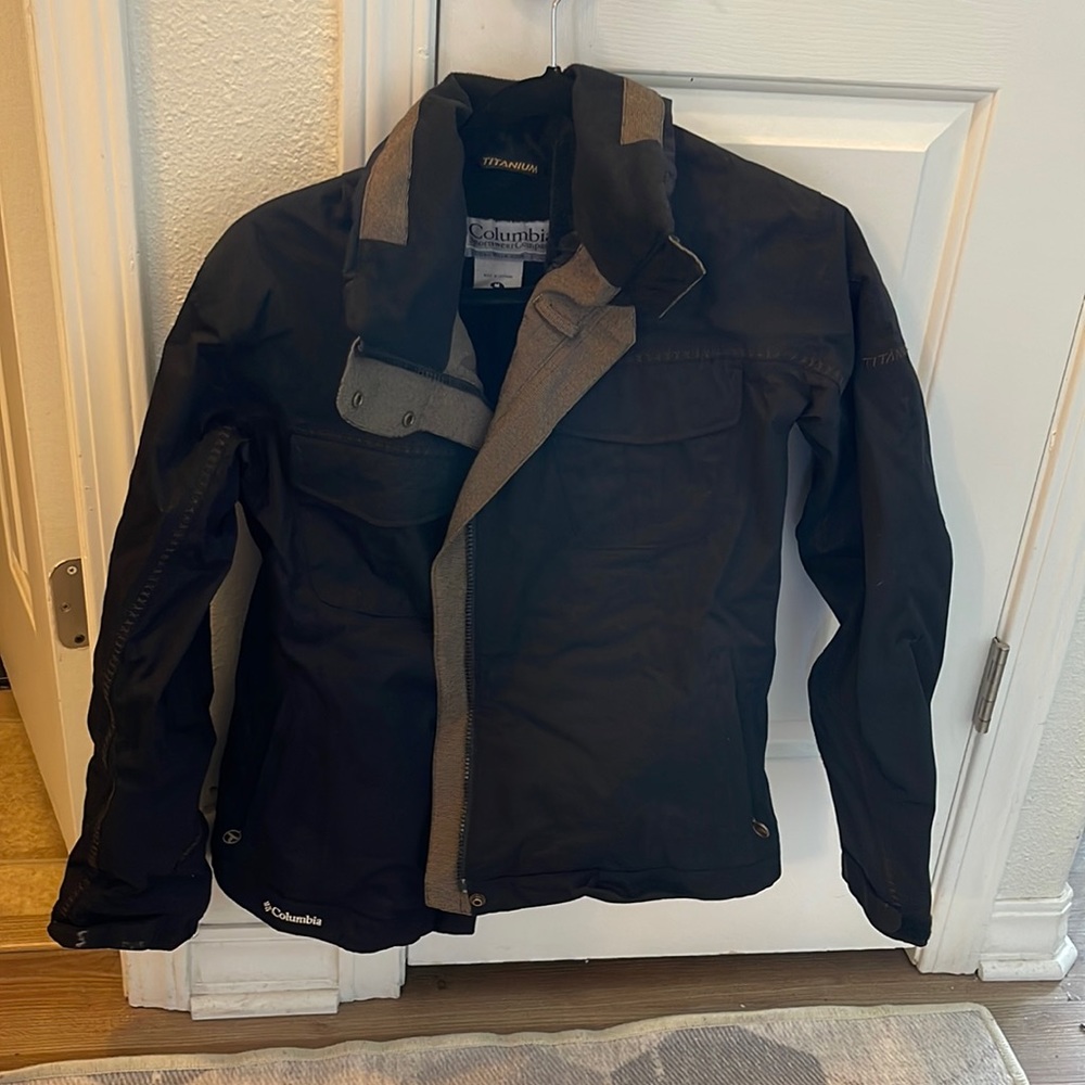 MENS MEDIUM COLUMBIA TITANIUM JACKET. BLACK